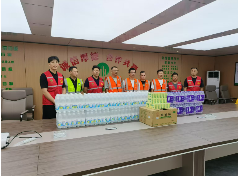 慰問(wèn)關(guān)懷 | 夏日送清涼，為一線建設(shè)者撐起防暑降溫“遮陽(yáng)傘”